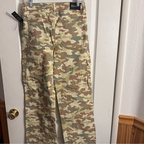 NWT RE Generation Women's Camouflage Cargo Pants - Picture 3 of 6